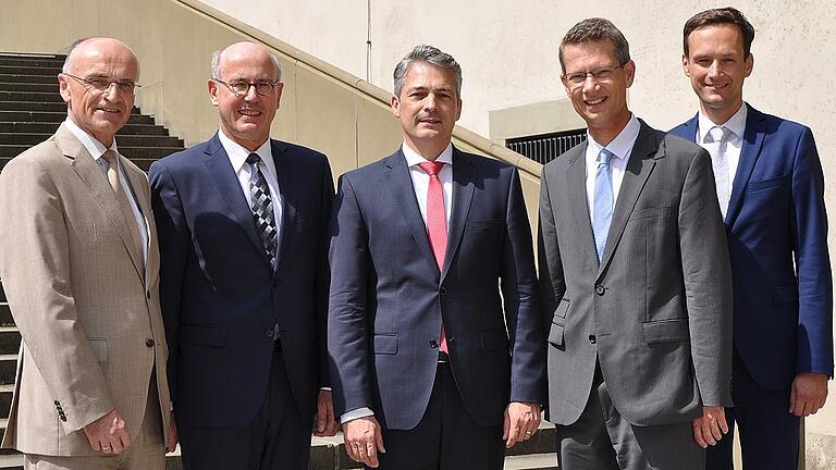Peter Schleich übernimmt Sparkassen-Vorsitz - (mim) In einer Sondersitzung hat der Verwaltungsrat der Sparkasse Schweinfurt-Haßberge am Freitag Peter Schleich zum neuen Vorstandsvorsitzenden bestimmt. Wie einer am Freitagnachmittag herausgegebenen Pressemitteilung der Stadt Schweinfurt zu entnehmen ist, war Schleichs Ernennung ein Auswahlverfahren vorausgegangen. Er werde sein Amt als Nachfolger von Johannes Rieger zum 1. August dieses Jahres antreten, heißt es in der Mitteilung weiter. Schleich ist 49 Jahre, in Buchloe geboren und Diplom-Betriebswirt. Er war bis zur Fusion der Sparkassen Ostunterfranken und Schweinfurt Vorstandsvorsitzender der Sparkasse Ostunterfranken mit Sitz in Haßfurt. Das Bild zeigt (von links) den stellvertretenden Verwaltungsratsvorsitzenden, Haßberge-Landrat Wilhelm Schneider, Johannes Rieger, Peter Schleich, den Verwaltungsratsvorsitzenden, Schweinfurts Oberbürgermeister Sebastian Remelé und dessen Stellvertreter, den Schweinfurter Landrat Florian Töpper. Peter Schleich übernimmt Sparkassen-Vorsitz - (mim) In einer Sondersitzung hat der Verwaltungsrat der Sparkasse Schweinfurt-Haßberge am Freitag Peter Schleich zum neuen Vorstandsvorsitzenden bestimmt. Wie einer am Freitagnachmittag herausgegebenen Pressemitteilung der Stadt Schweinfurt zu entnehmen ist, war Schleichs Ernennung ein Auswahlverfahren vorausgegangen. Er werde sein Amt als Nachfolger von Johannes Rieger zum 1. August dieses Jahres antreten, heißt es in der Mitteilung weiter. Schleich ist 49 Jahre, in Buchloe geboren und Diplom-Betriebswirt. Er war bis zur Fusion der Sparkassen Ostunterfranken und Schweinfurt Vorstandsvorsitzender der Sparkasse Ostunterfranken mit Sitz in Haßfurt. Das Bild zeigt (von links) den stellvertretenden Verwaltungsratsvorsitzenden, Haßberge-Landrat Wilhelm Schneider, Johannes Rieger, Peter Schleich, den Verwaltungsratsvorsitzenden, Schweinfurts Oberbürgermeister Sebastian Remelé und dessen Stellvertreter, den Schweinfurter Landrat Florian Töpper.