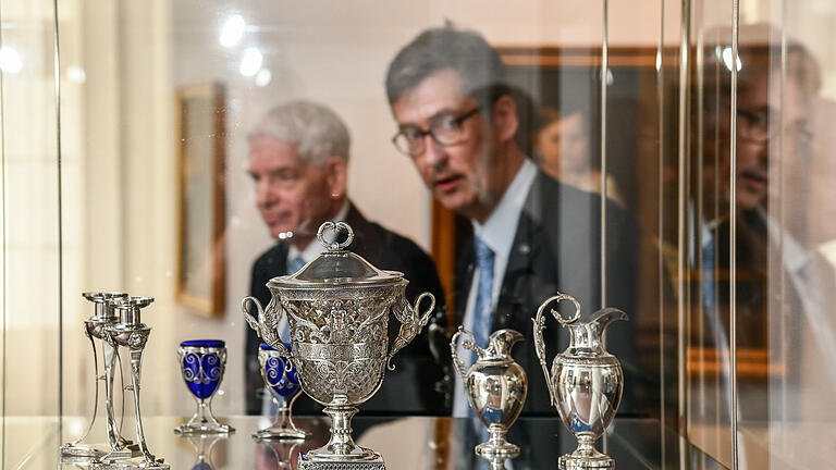Ausstellung 'Sieben Kisten mit jüdischem Material';
Auftakveranstaltung mit Podiumsdiskussion in der Schönbornhalle des Museums für Franken in der Festung Marienberg in Würzburg.