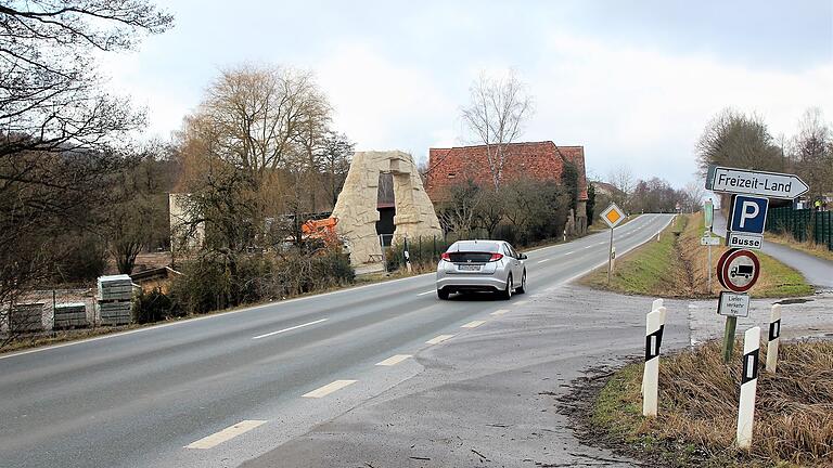 Das Freizeitland Geiselwind baut gegenüber des Parks weitere Freizeitressorts. Umstritten ist nach wie vor, wie Fußgänger hier die Staatsstraße überqueren sollen. Das Freizeitland Geiselwind baut gegenüber des Parks weitere Freizeitressorts. Umstritten ist nach wie vor, wie Fußgänger hier die Staatsstraße überqueren sollen.