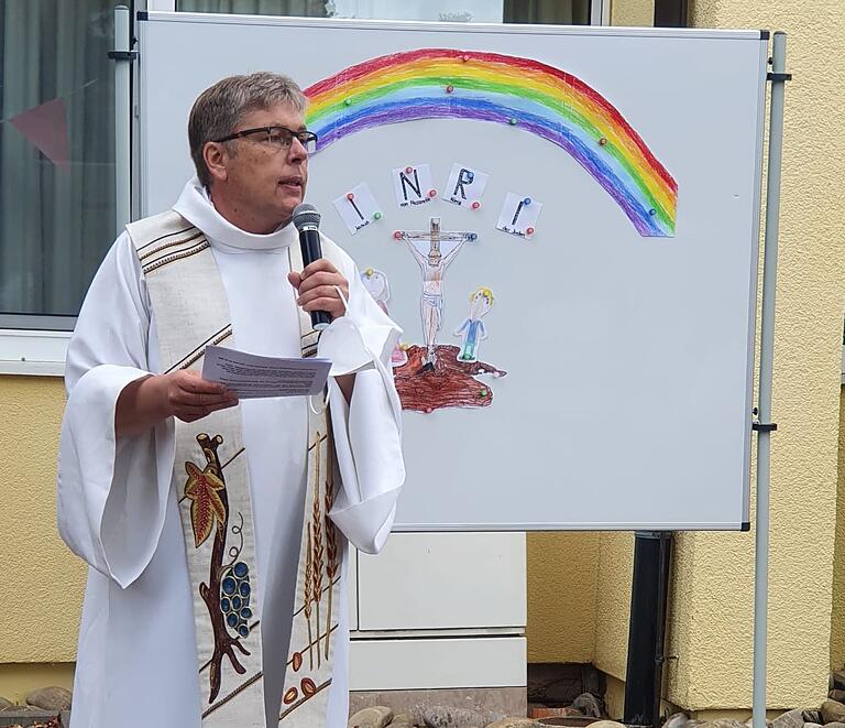 Pfarrer Amrehn bezeugte in seiner Ansprache an die Schülerinnen und Schüler, 'dass auch Jesus am Kreuz Grenzen sprengte und die Liebe Gottes als Segen für alle weitergab'. Pfarrer Amrehn bezeugte in seiner Ansprache an die Schülerinnen und Schüler, 'dass auch Jesus am Kreuz Grenzen sprengte und die Liebe Gottes als Segen für alle weitergab'.