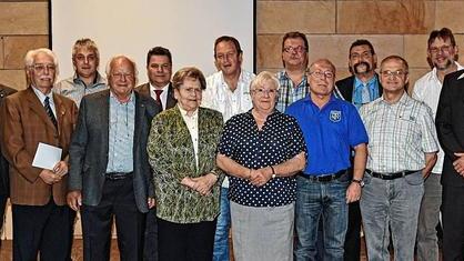 Aus Anlass seines 90-jährigen Bestehens feierte der TSV Prappach einen Kommersabend im Sportheim. Dabei wurden etliche Mitglieder für ihre 40-jährige Mitgliedschaft geehrt. Unser Bild zeigt (vorne, von links) Udo Pfeuffer, Edwin Achtmann, Walter Kühnl, Margarete Rambacher, Margarete Pfister, Wolfgang Bauer, Gerhard Reinhardt und Rainer Ullrich sowie (hinten, von links) Armin Knorz, Oliver Beuchert, Jürgen Rambacher, Alfred Eichelmann, Harald Vogt und Dietmar Hetterich. Aus Anlass seines 90-jährigen Bestehens feierte der TSV Prappach einen Kommersabend im Sportheim. Dabei wurden etliche Mitglieder für ihre 40-jährige Mitgliedschaft geehrt. Unser Bild zeigt (vorne, von links) Udo Pfeuffer, Edwin Achtmann, Walter Kühnl, Margarete Rambacher, Margarete Pfister, Wolfgang Bauer, Gerhard Reinhardt und Rainer Ullrich sowie (hinten, von links) Armin Knorz, Oliver Beuchert, Jürgen Rambacher, Alfred Eichelmann, Harald Vogt und Dietmar Hetterich.