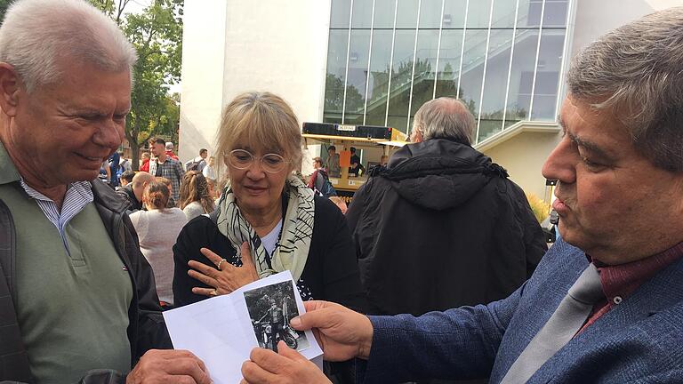 Mit einer 'back to school party' ist die FOS ins Jubiläumsjahr gestartet. Winfried Meurer (66) war einer des allerersten Jahrgangs. Zur Feier, bei der er Schulkollegen wiedersehen wollte, hatte er auch ein Foto mitgebracht. Für Margarete Brand, Fachbetreuerin Deutsch, und Schulleiter Harald Bauer (rechts) ein interessantes Treffen. Mit einer 'back to school party' ist die FOS ins Jubiläumsjahr gestartet. Winfried Meurer (66) war einer des allerersten Jahrgangs. Zur Feier, bei der er Schulkollegen wiedersehen wollte, hatte er auch ein Foto mitgebracht. Für Margarete Brand, Fachbetreuerin Deutsch, und Schulleiter Harald Bauer (rechts) ein interessantes Treffen.