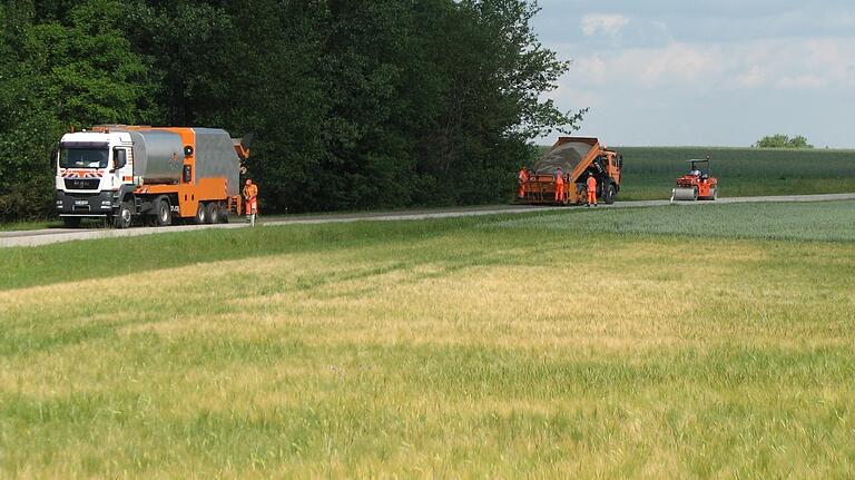 Hier wird der Asphalt aufgebracht, der mit Rapsöl hergestellt wurde. Hier wird der Asphalt aufgebracht, der mit Rapsöl hergestellt wurde.