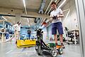 Beim Testen der Transporttechnik: Nils Gageik (links hinten), Marvin Bihl (Mitte) und  Drohnentechnik-Entwickler Sebastian Haas von der Würzburger&nbsp;Emqopter GmbH.