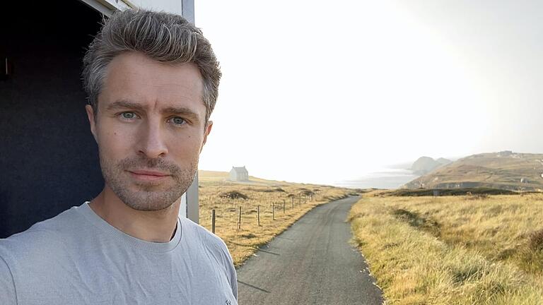 Der gebürtige Schweinfurter Jan-Martin Müller beim Dreh zu 'Rosamunde Pilcher: Liebe und andere Schätze' im Spätsommer 2021 in Cornwall.