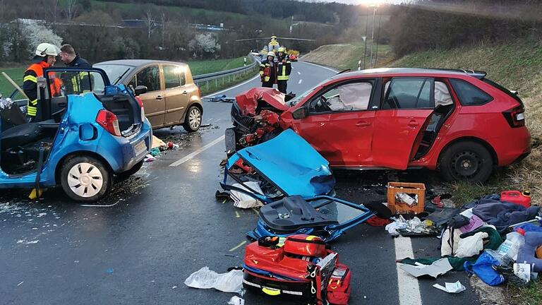 Gegen Mittwochabend, circa 17 Uhr, kam es auf der St 2268&nbsp; in Richtung Röttingen zu einem schweren Verkehrsunfall. Die Straße war für mehrere Stunden komplett gesperrt.