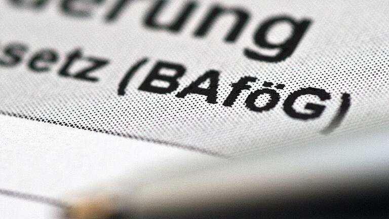 Bafög, Reifen, Winterzeit – das ändert sich im Oktober       -  Bafög-Empfänger bekommen mehr Geld aufs Konto. (Archivbild)