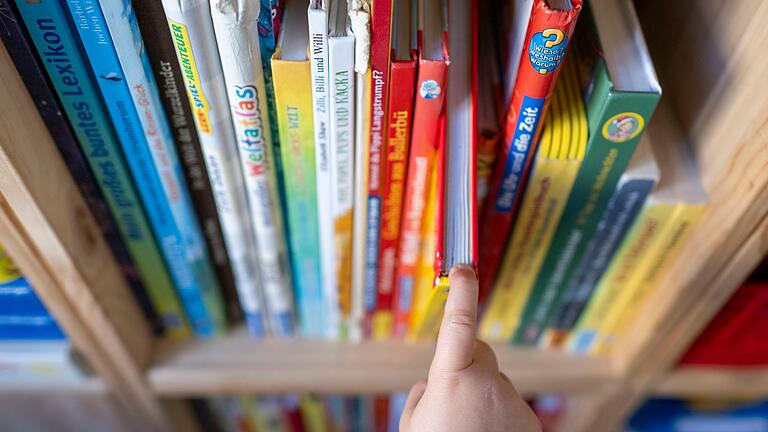 Vorlesen       -  Bundesweit knapp ein Fünftel der ein- bis achtjährigen Kinder kennen das gemeinsame Schmökern mit den Eltern nicht. (Archivbild)