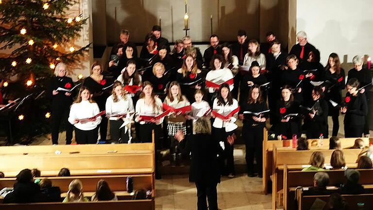 Der Jugendchor und das Ensemble 'mittendrin' des Sängervereins Mellrichstadt begeisterten beim traditionellen Weihnachtskonzert der Nachwuchschöre des Vereins in der Gustav-Adolf-Kirche in Mellrichstadt. Der Jugendchor und das Ensemble 'mittendrin' des Sängervereins Mellrichstadt begeisterten beim traditionellen Weihnachtskonzert der Nachwuchschöre des Vereins in der Gustav-Adolf-Kirche in Mellrichstadt.