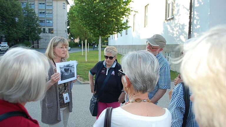 Gästeführerin Anja Gareiß-Castritius zeigt den Teilnehmer am Sachs-Bad Fotos von den Zerstörungen am Bad. Gästeführerin Anja Gareiß-Castritius zeigt den Teilnehmer am Sachs-Bad Fotos von den Zerstörungen am Bad.