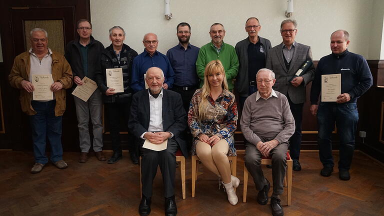 Für langjährige Vereinstreue wurden beim Flugsport-Club geehrt: (stehend von links) Edward Young, Thomas Brendle-Behnisch, Josef Treutlein, Dr. Dieter Böhme, Tobias Dieckhoff, Reiner Müller, Michael Hoffmann, Dr. Peter Stahl, Udo Dingler.(sitzend von links) Friedhelm Schwenk, Angela Fleck, Ludwig Scheuering.