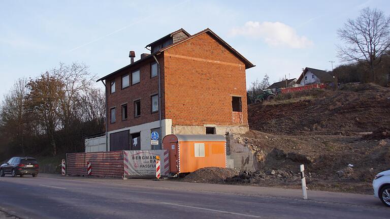 Dieses Gebäude sollte einmal eine Brauerei werden, wurde aber nie fertiggestellt. Jetzt wird es das Maschinenhaus, von dem aus Wärme und Strom geliefert werden. Auch alle Zählerstände werden hier zentral verwaltet, niemand kommt zum Ablesen irgendwelcher Zähler ins Haus.