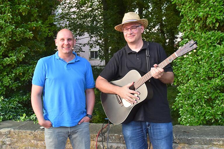 Der Kabarettist Christoph Maul (links) und der Gstanzlsänger und Liedermacher Martin Rohn begeisterten in Uffenheim.