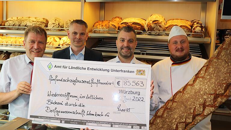 ALE-Leiter Jürgen Eisentraut übergab den Förderbescheid an den stellvertretenden Aufsichtsratsvorsitzenden Dirk Rieb, den Vorstandsvorsitzenden Marcus Ullrich und Bäckermeister Simon Riethmann (von links). ALE-Leiter Jürgen Eisentraut übergab den Förderbescheid an den stellvertretenden Aufsichtsratsvorsitzenden Dirk Rieb, den Vorstandsvorsitzenden Marcus Ullrich und Bäckermeister Simon Riethmann (von links). 