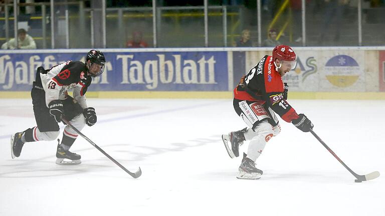 Der Haßfurter Jakub Sramek (rechts) behielt auch im Nebel wieder einmal den Durchblick: In dieser Szene enteilt der Topscorer der Hawks seinem Fürstenfeldbrucker Kontrahenten Tizian Ravensberg und erzielt das insgesamt dritte ESC-Unterzahltor.