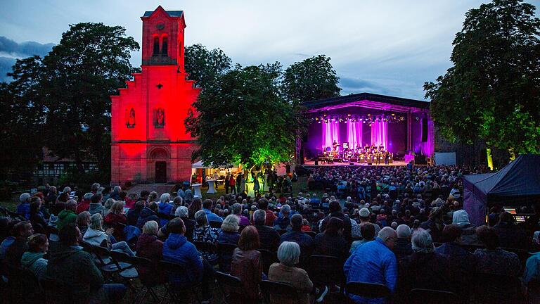 Das Wetter hielt beim Konzert von Max Mutzke und der SWR Bigband auf der Salzburg.