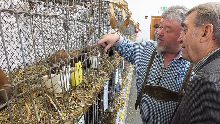 Als Stellvertreter des Landrats hat sich Oskar Ebert (rechts) in den letzten fast zehn Jahren um Kaninchenzüchter ebenso gekümmert wie um die Frage wohin mit dem Müll aus Kernkraftwerken. (Archivfoto)