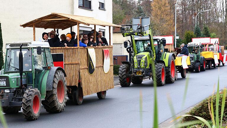 Kleines Dorf, großer Umzug, super Stimmung: Die Geesdorfer Kirchweihburschen und -mädels stellten einen Kirchweihumzug mit vier Wägen und Livemusik auf die Beine.&nbsp;