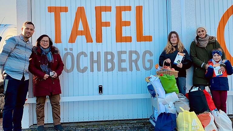 Die SMV der&nbsp;Leopold-Sonnemann-Realschule übergibt die Tafeltaschen an Magdalena Roßbach von der Höchberger Tafel.