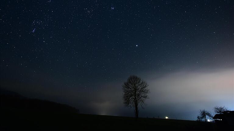 Faszination eines natürlichen Sternenhimmels zeigt gleichzeitig, wie über Streuung an Nebel und Wolken das Kunstlicht aus den Siedlungen in den Naturraum dringt. Lichtimmissionen entstehen in Siedlungen – und dort müssen sie auch reduziert werden – zum Schutz der Natur.