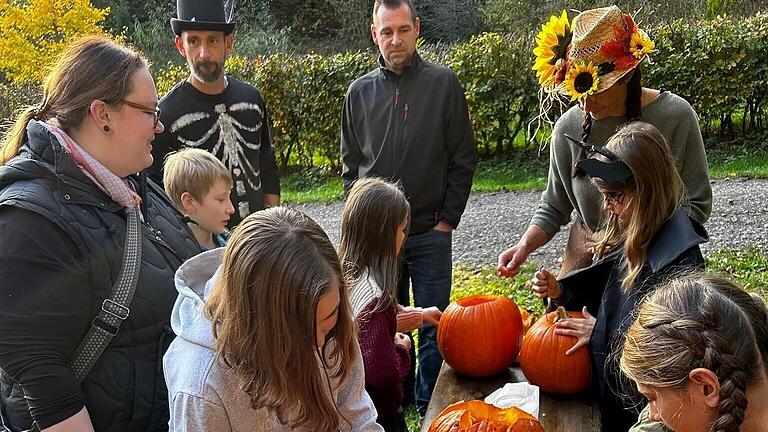 Schaurig schönes Kürbisschnitzen im Kräutergarten.&nbsp;