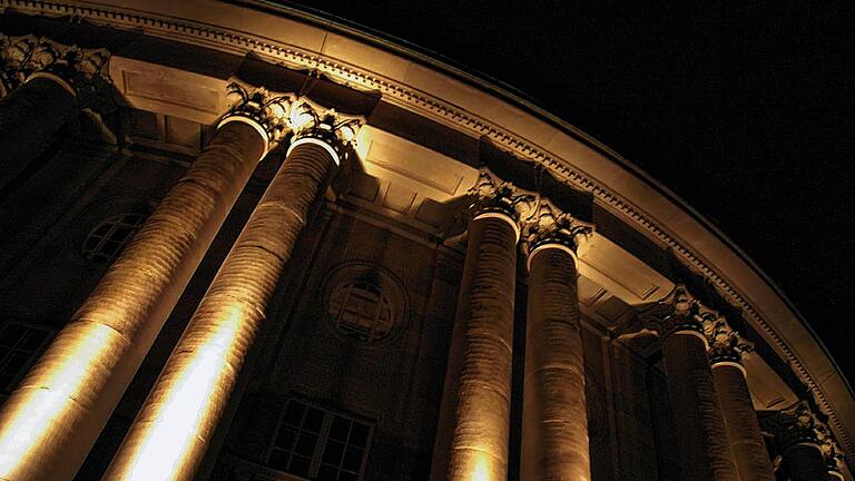 Regentenbau bei Nacht.