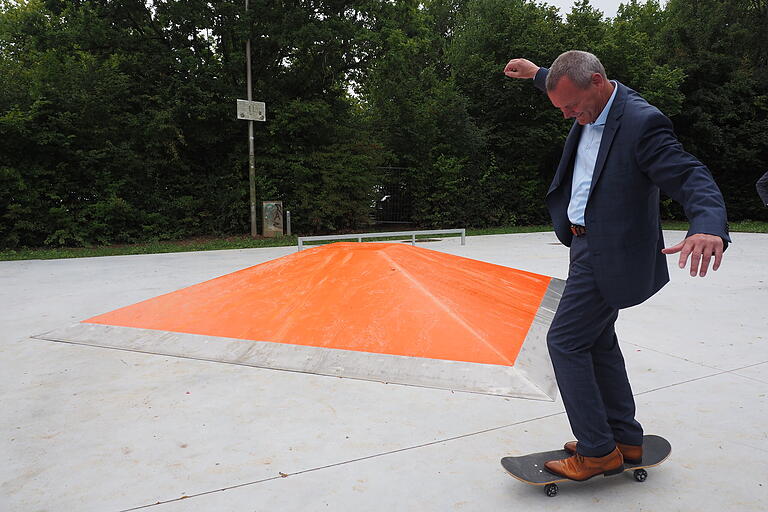 Bürgermeister Thomas Stamm übt sich am Skateboard bei der Eröffnung des neuen Skaterparks.