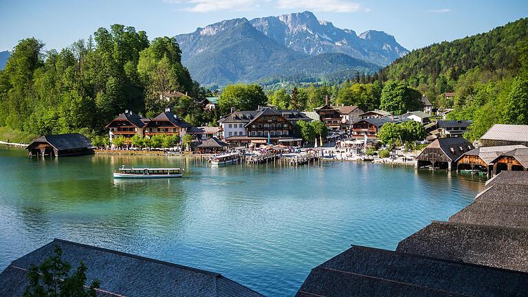 Ein Besuch am Königsee mit einer Bootsfahrt gehört zum Urlaub im Berchtesgadener Land einfach dazu.