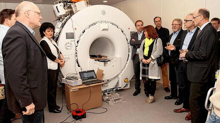 Die Mitglieder der CSU-Kreistagsfraktion bei der Besichtigung des Magnetresonanztomographen (MRT), der im Laufe des Aprils in Betrieb genommen wird, mit (von rechts) Landrat Wilhelm Schneider und dem Vorstandsmitglied der Haßbergkliniken Wilfried Neubauer.