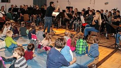 In der ersten Reihe saßen die kleinen Zuhörer beim Kinderkonzert im Gebrüder-Mendel-Haus in Dankenfeld.