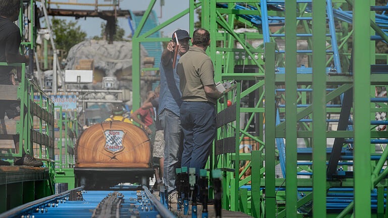 Hier im Ausstiegsbereich der Achterbahn 'Alpen-Coaster' hat es geknallt: Am Montag haben Prüfingenieuren die Anlage&nbsp;auf technische Fehler getestet. Foto: Daniel Peter