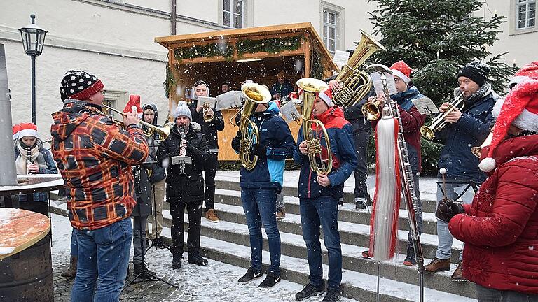 Der Musikverein Fladungen eröffnetet am Sonntagvormittag den Weihnachtsmarkt. An den Ständen im Rathaus gab es viel Schönes zu entdecken.