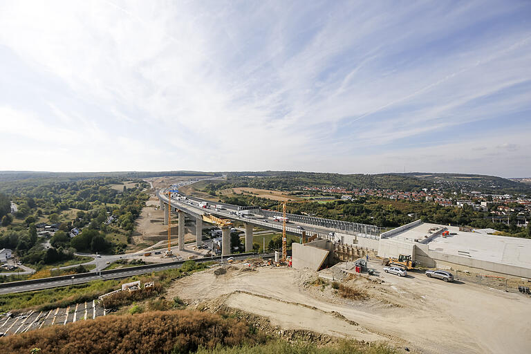 Montag und Dienstag wurde das vorletzte, 120 Meter lange Teil der neuen südlichen A3-Brücke verschoben.