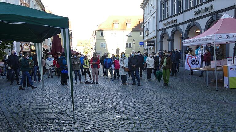 Mit gehörigem Abstand und Mundschutz nahmen rund 100 Personen an der Demonstration für Demokratie und Menschenrechte, gegen Intoleranz teil.