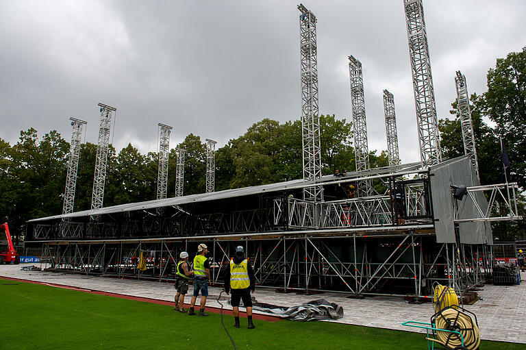 Bühnenaufbau im Schweinfurter Willy-Sachs-Stadion für das Konzert von Volbeat 2017. Veranstalter befürchten, dass dringend gebrauchtes Fachpersonal wegen Corona in andere Branchen abwandert.