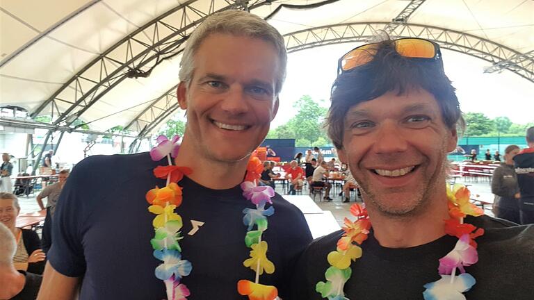 Erinnerungsfoto mit Tagesschausprecher Thorsten Schröder (links), der sich ebenso wie Klaus Arnold (rechts) für den Ironman auf Hawaii qualifizierte.