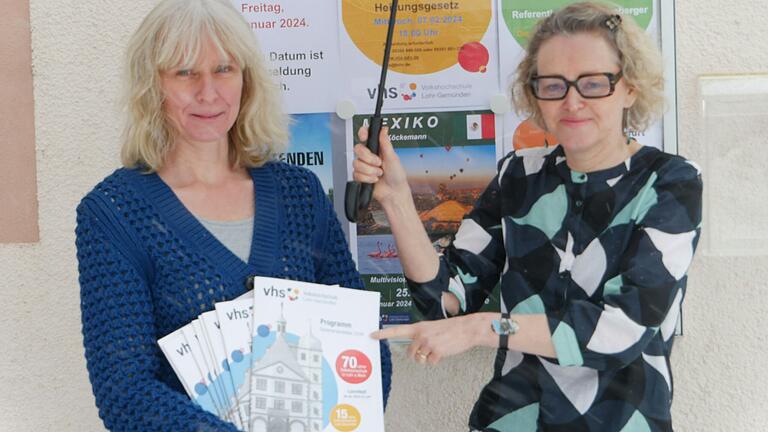 Die pädagogische Mitarbeiterin Silvia Brey und Leiterin Susanne Duckstein präsentieren das aktuelle Programm der Volkshochschule Lohr-Gemünden vor dem neuen Rathaus in Lohr.&nbsp;