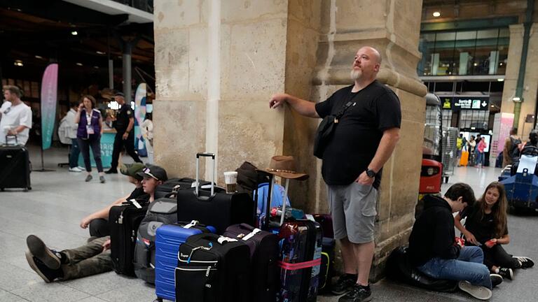 Vor Olympia: Brandanschläge auf Schnellzugnetz in Frankreich - Reisende sitzen wegen der Brandanschläge an einem Bahnhof in Paris fest. Vor Olympia: Brandanschläge auf Schnellzugnetz in Frankreich - Reisende sitzen wegen der Brandanschläge an einem Bahnhof in Paris fest.