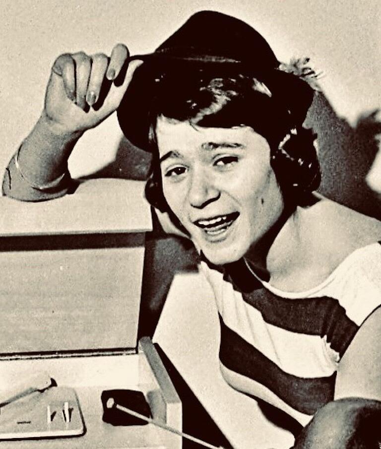 Sieglinde Johnston (damals Sieglinde Ullrich) im Jahr 1959. Damals erschien ein Artikel über sie und ihre gelegentlichen Bühnenauftritte in der Main-Post. Sieglinde Johnston (damals Sieglinde Ullrich) im Jahr 1959. Damals erschien ein Artikel über sie und ihre gelegentlichen Bühnenauftritte in der Main-Post.