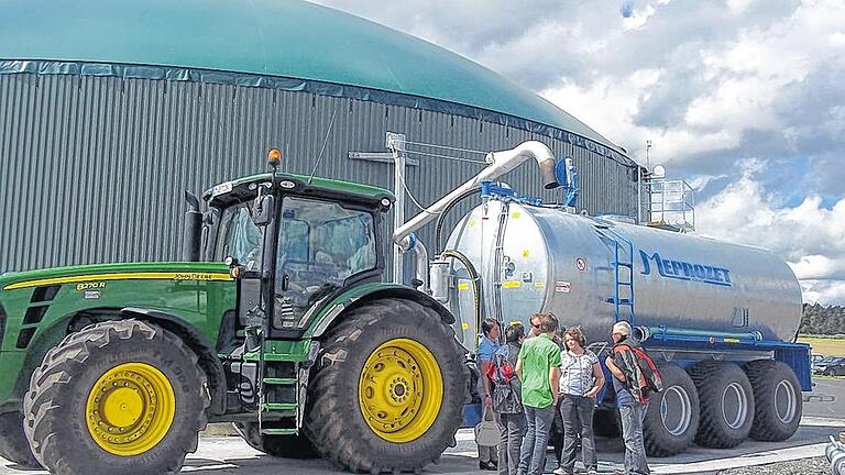 Viel Betrieb auf der neuen Biogasanlage in Ostheim: Beim Tag der offenen Tür waren von Mittag bis zum Abend ständig Besucher in kleinen Gruppen unterwegs, um sich über die Anlage zu informieren. Fragen blieben keine offen, wie hier an der Station Warenannahme.