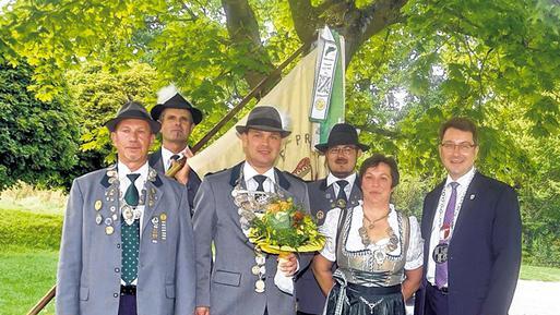 Kirchweihschießen: Holger Hegwein machte sich an seinem 40. Geburtstag selbst ein Geschenk und holte sich den Königstitel. Im Bild (von links) Dieter Riedel, Fahnenträger Harald Wildermann, Holger Hegwein, Jürgen Boier, Susanne Kern und Bürgermeister Wolfgang Lampe.