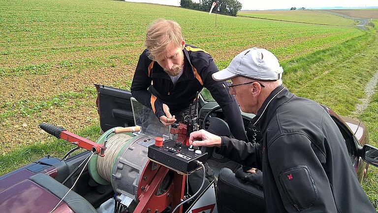 Fachgespräche an der neuen Elektrowinde führen hier der Entwickler Alfred Tareilus (rechts) und Gleitschirmpilot Alexander Schraud.