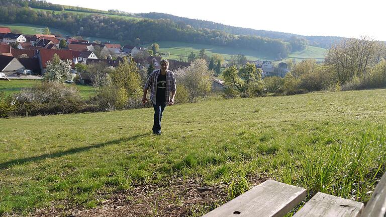 Josef Körner genießt gerne die Ruhe auf der Wiese oberhalb von Ebersbrunn. Dort zeigt sich die im Steigerwald typische, sanft gerundete Hügellandschaft.