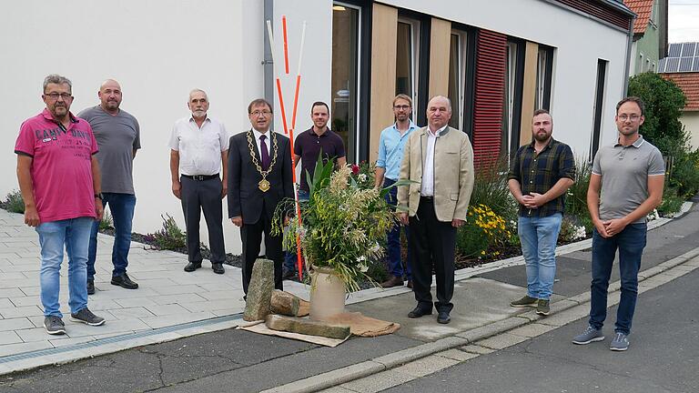 Die neuen Feldgeschworenen (von links): Michael Scheuring, Heiko Rützel, Albrecht Seufert, Bürgermeister Friedel Heckenlauer, Axel Zimmermann, Matthias Reß, Kreisobmann Manfred Greubel, Christoph Röß und Benedikt Hefter.