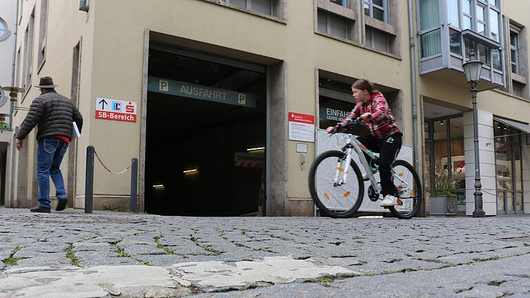 Die Einfahrt zur Tiefgarage in der Herrnstraße: Seit Anfang 2021 sind die meisten der einst 146 Parkplätze gesperrt.&nbsp;&nbsp;