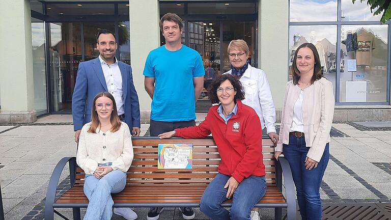 Einweihung der Plauderbänke in Bad Neustadt: (von hinten links) Bad Neustadts Bürgermeister Michael Werner, Mittelschul-Lehrer Stefan Fröschlein, Seniorenbeauftragte Gabi Gröschel, Quartiersmanagerin Carolin Endres sowie (von vorne links) Schülerin Lina Fey und Silvia Baumbach von der Caritas. Einweihung der Plauderbänke in Bad Neustadt: (von hinten links) Bad Neustadts Bürgermeister Michael Werner, Mittelschul-Lehrer Stefan Fröschlein, Seniorenbeauftragte Gabi Gröschel, Quartiersmanagerin Carolin Endres sowie (von vorne links) Schülerin Lina Fey und Silvia Baumbach von der Caritas.