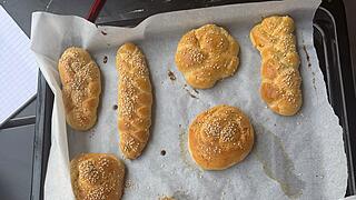 Bäckereinsatz auf Madagaskar: Zwei Wochen verbrachte die Stadtlauringer Bäckerin Sarah Braun in der madagassischen Hauptstadt Antananarivo und zeigte dort jungen Frauen, wie Brot, Brötchen, Brezeln, Kekse und Kuchen gebacken werden. Am Ende des Kurses erhielten alle bei einer Festveranstaltung im Ministerium ein Zertifikat, mit dem sie sich selbstständig machen können oder leichter eine Festanstellung finden.
