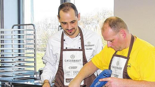 Handwerk: Volker Müller (links) mit einem seiner Schüler.