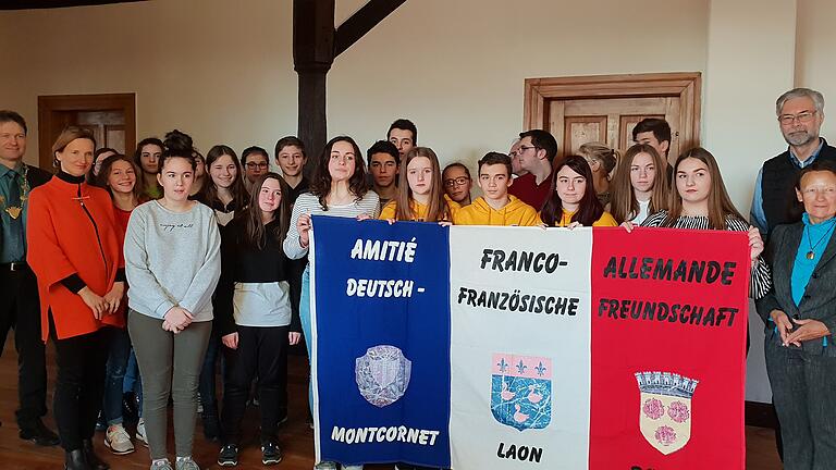 Gruppenbild mit Freundschaftsfahne Die französischen Austauschschüler mit ihren Begleitlehrern und Bürgermeister im Rathaus. Gruppenbild mit Freundschaftsfahne Die französischen Austauschschüler mit ihren Begleitlehrern und Bürgermeister im Rathaus.