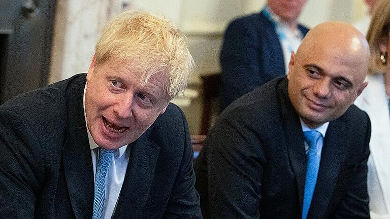 Kabinettsumbildung in London       -  Boris Johnson (links), Premierminister von Großbritannien, und Finanzminister Sajid Javid während einer Kabinettssitzung. Javid ist jetzt von seinem Amt zurückgetreten.